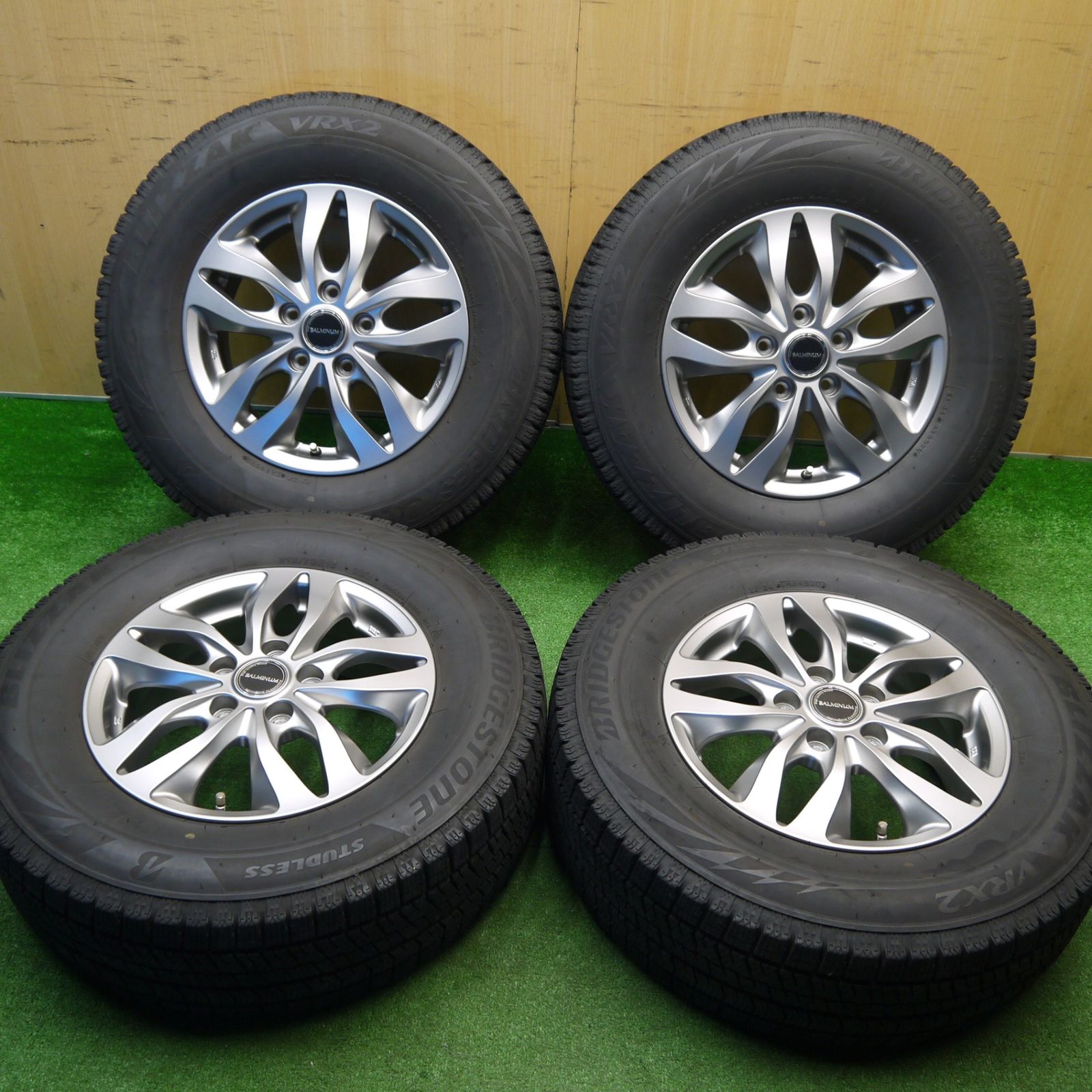 バリ溝！キレイ！8.5分スタッドレス 215/70R15 ブリヂストン ブリザック VRX2 BALMINUM バルミナ 15インチ PCD114.3/5H5111402Hス