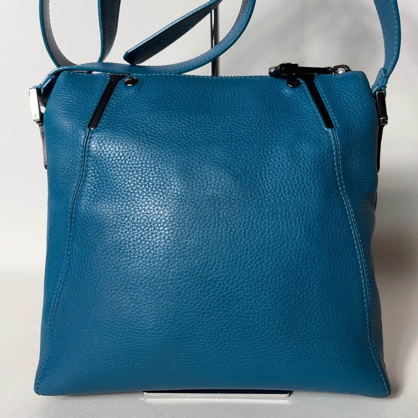 2510-83｜美品｜ブルガリ オクト ショルダーバッグ レザー ブルー