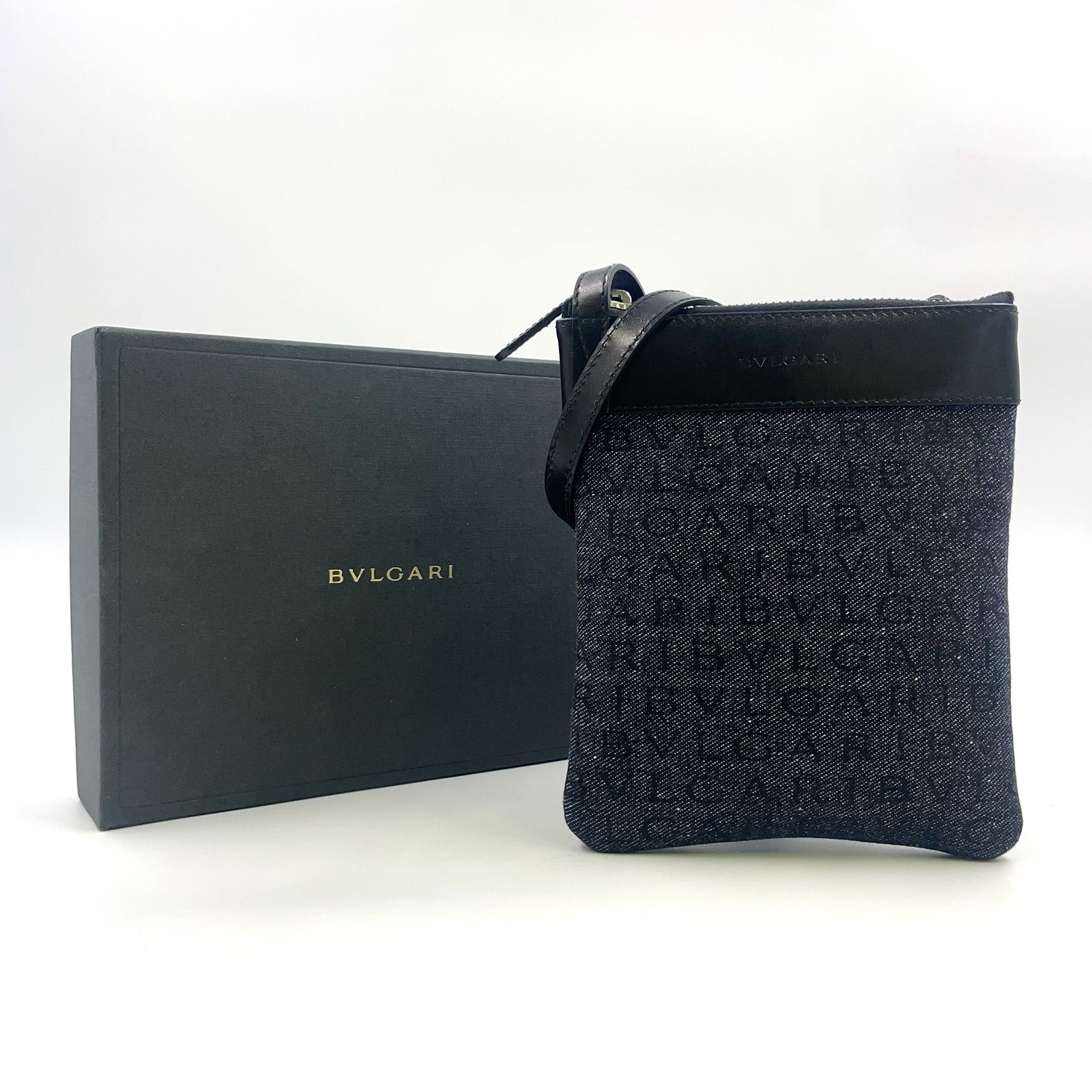 BVLGARI ロゴマニア レザー×キャンバス ブラック ショルダーバッグ