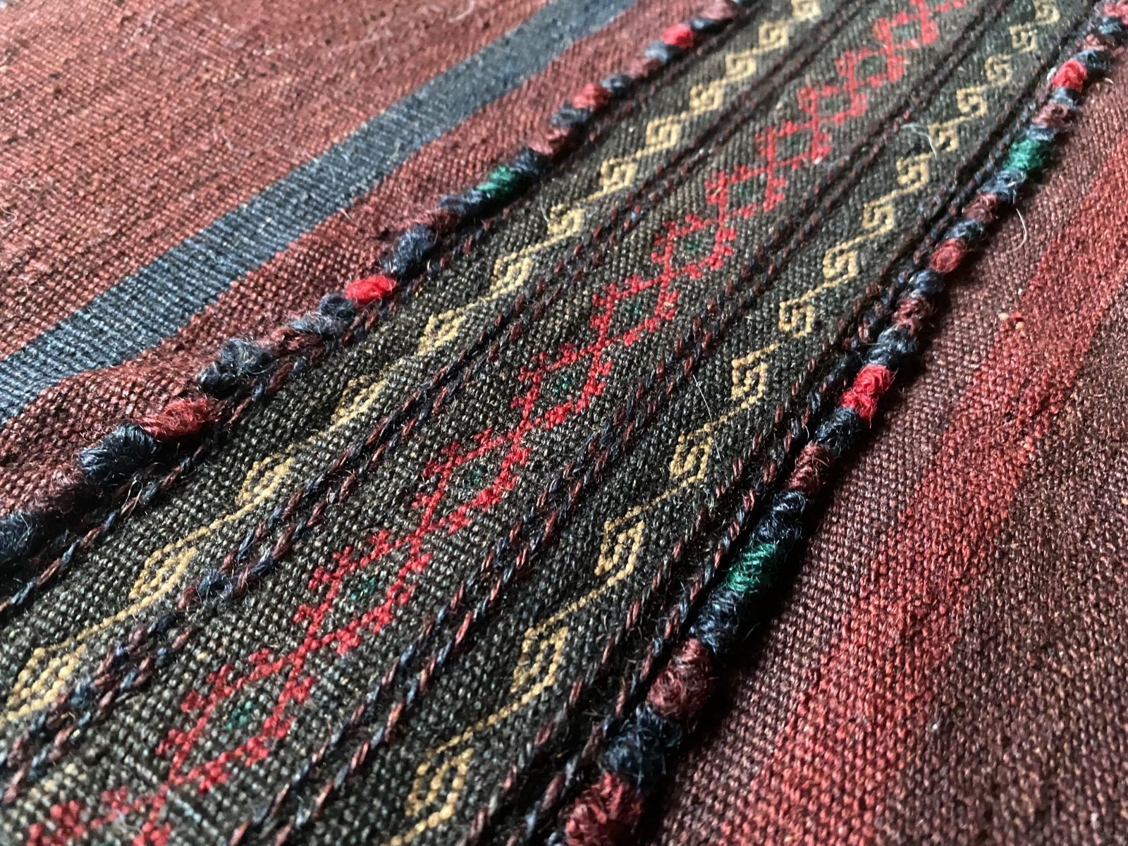 いまでは大変貴重です。総草木染バルーチ族カレイノフのキリムグジャリ