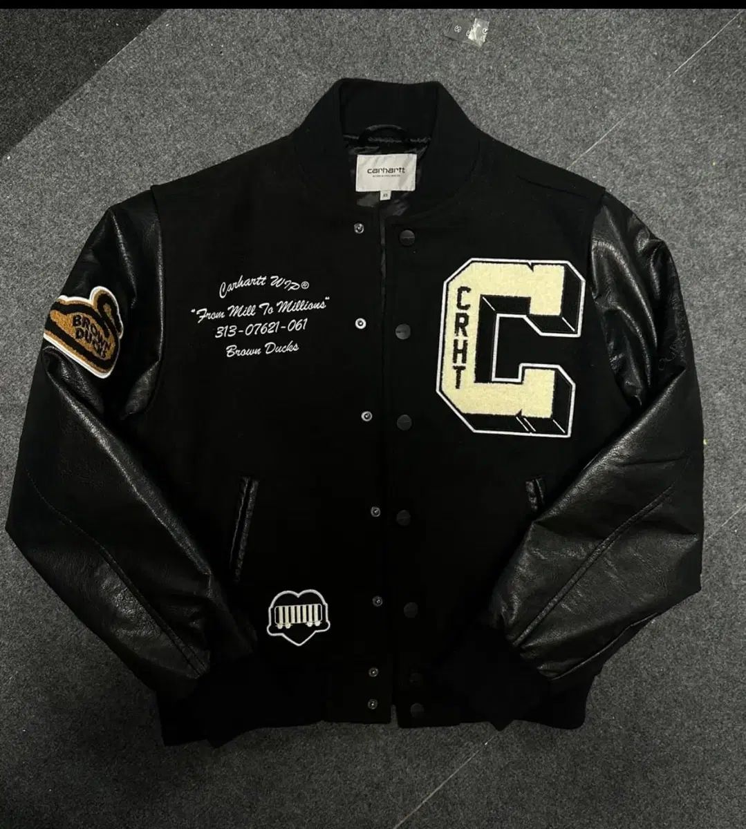 カーハート brown ducks ボンバージャケット - メルカリ