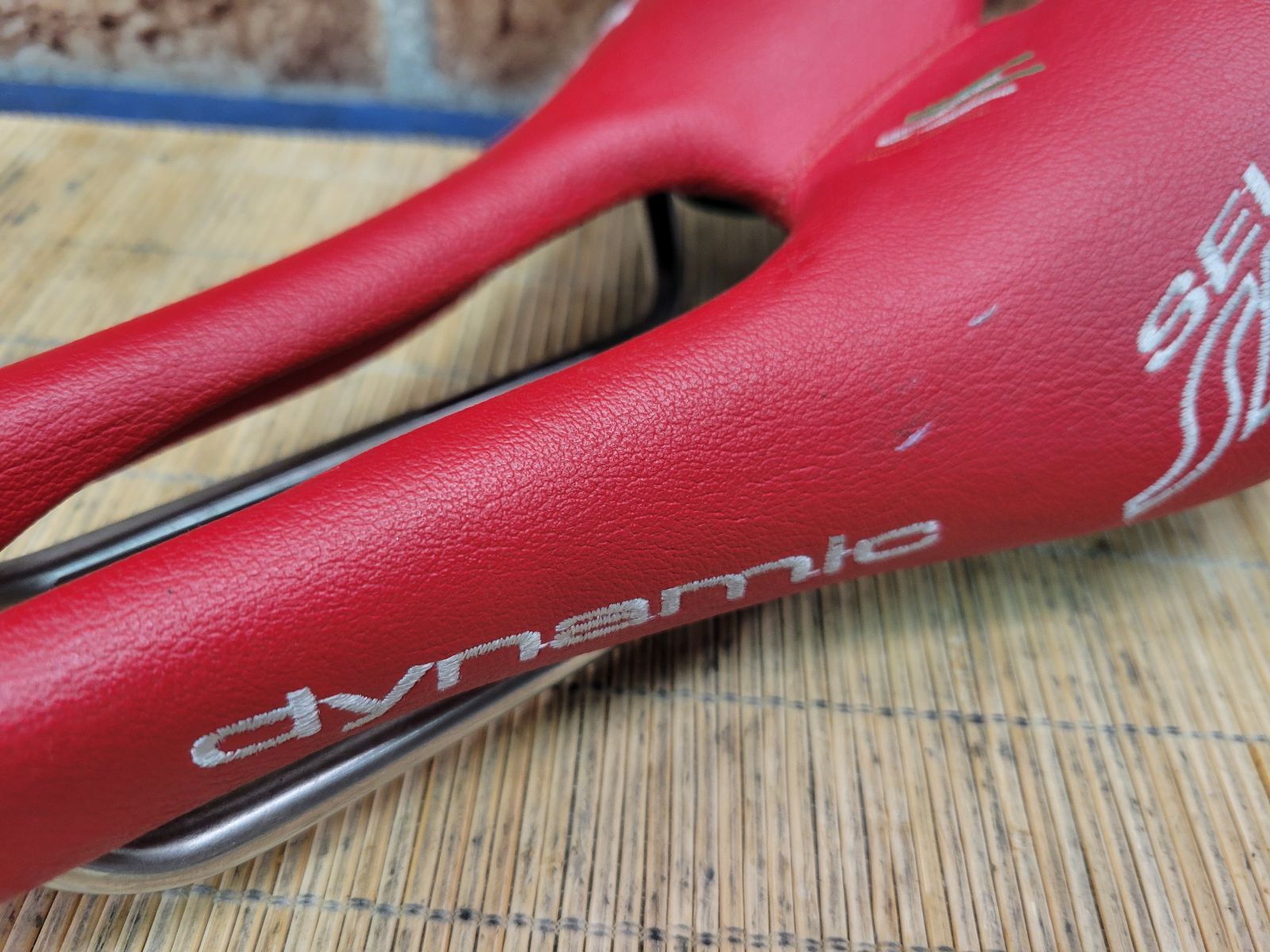 Selle SMP dynamic サドル 座骨幅が標準～広めのライダー向け レッド
