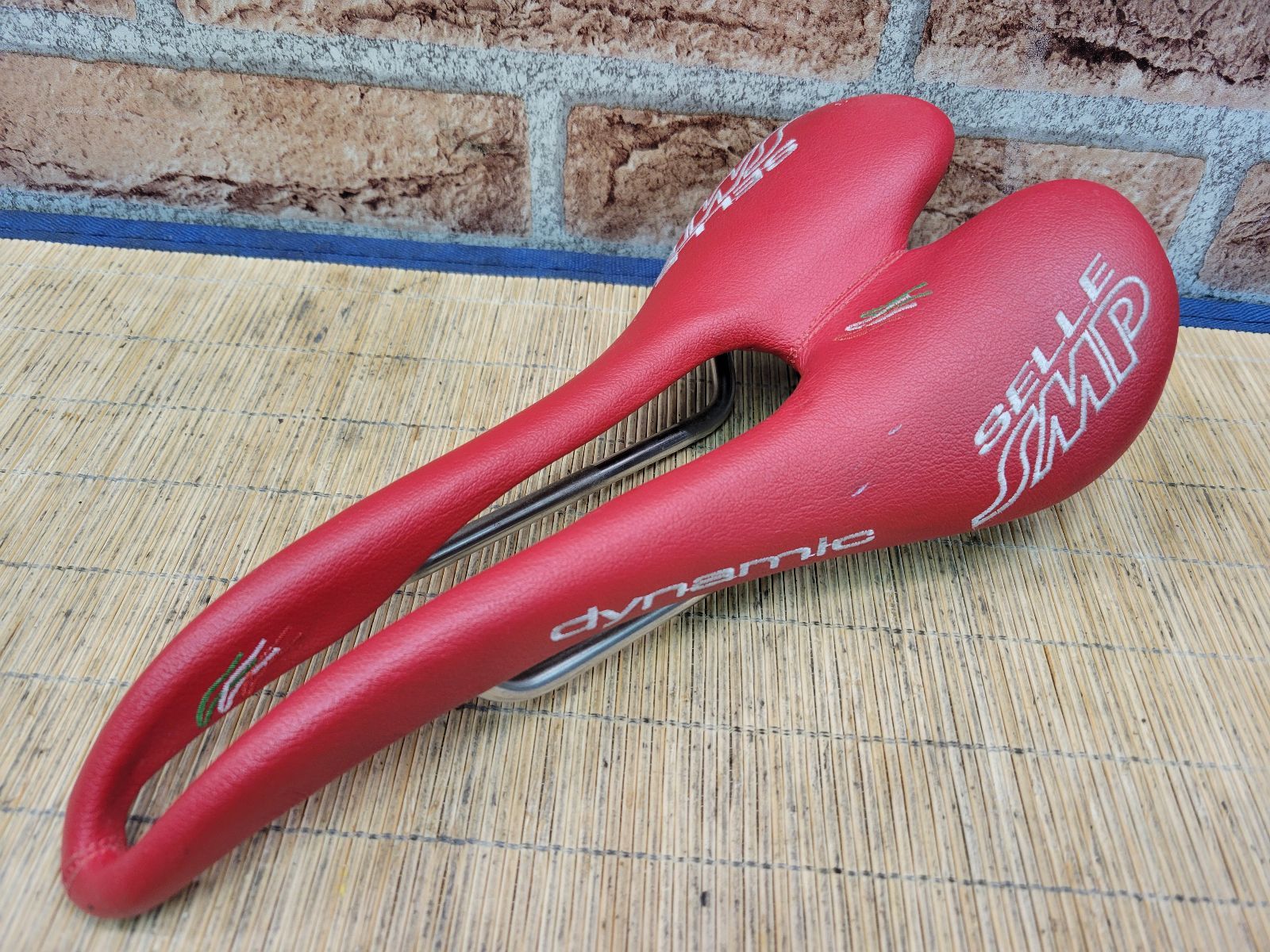 Selle SMP dynamic サドル 座骨幅が標準～広めのライダー向け レッド