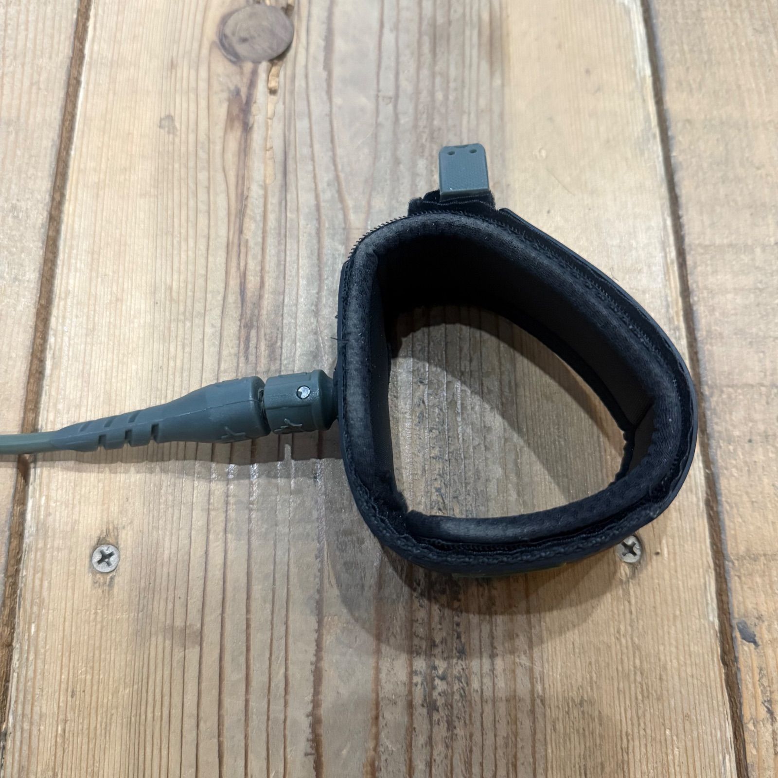 中古品 リーシュコード CREATURES カーキ サーフィン ショートボード用