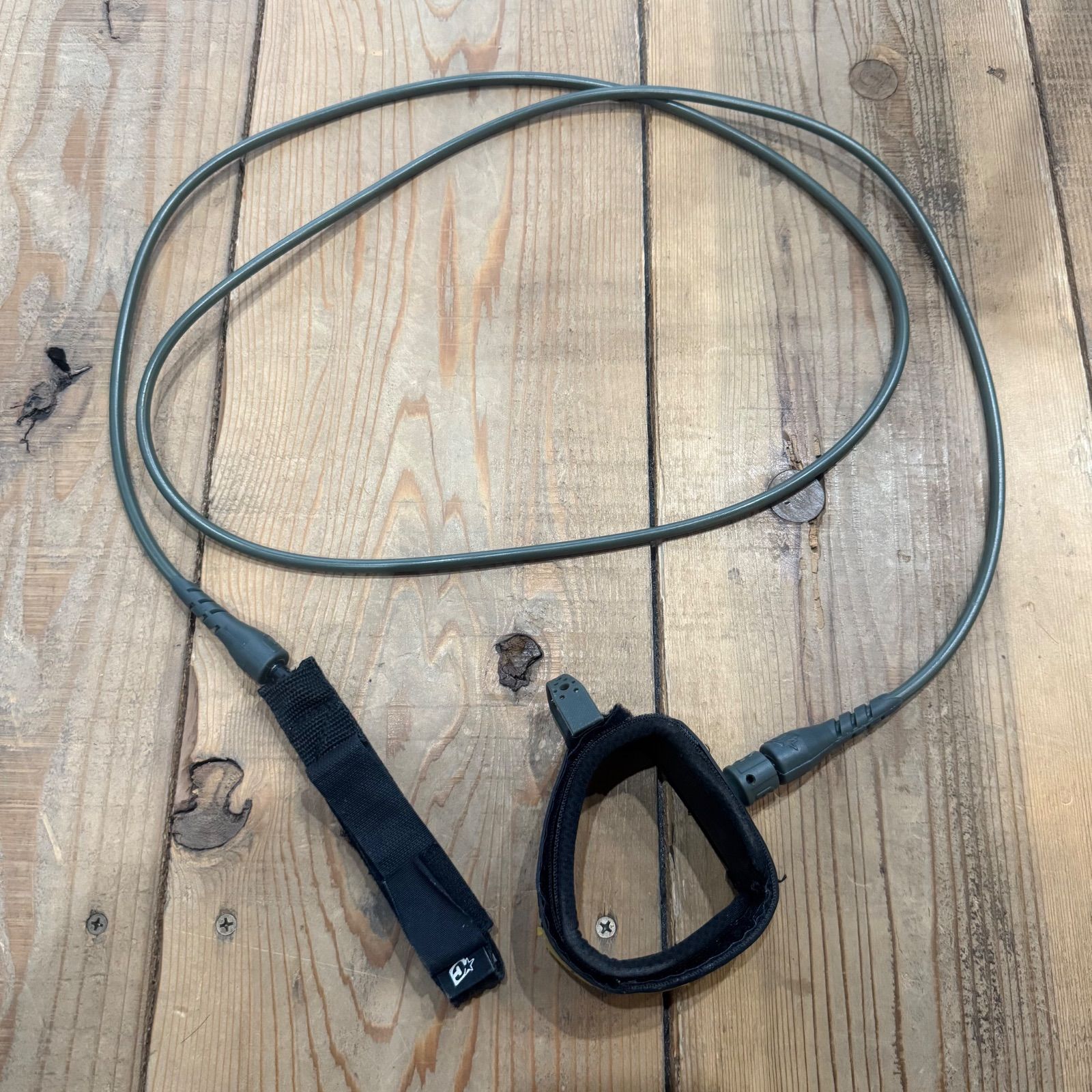 中古品 リーシュコード CREATURES カーキ サーフィン ショートボード用