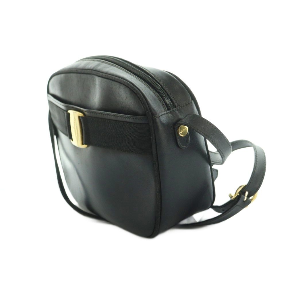 【美品】Salvatore Ferragamo ショルダーバッグ　ヴァラ　黒 サルヴァトーレフェラガモ ヴァラ 黒 レディース ショルダーバッグ 30