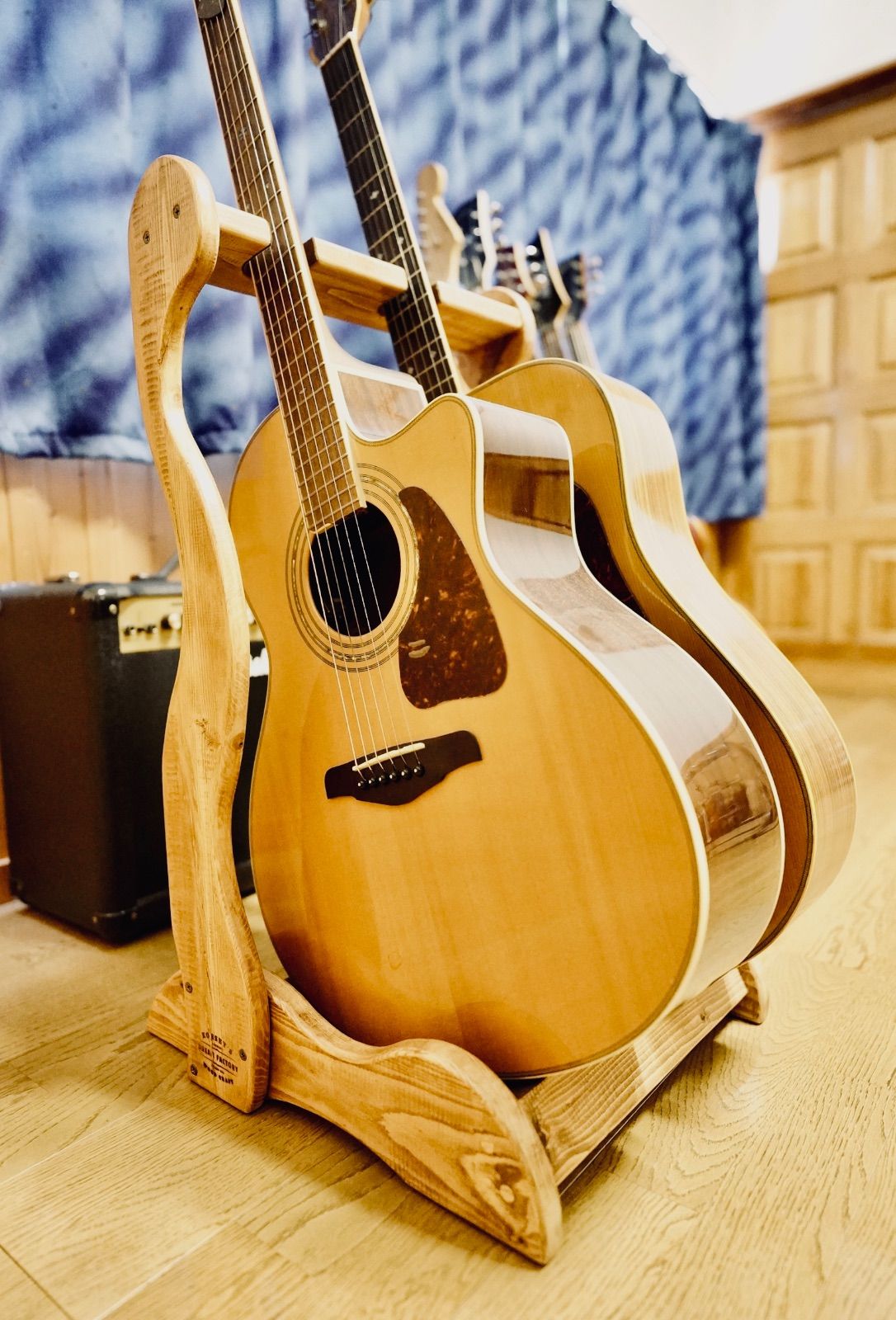 １台 手作り木工 木製ギタースタンド 古材 ２本掛け