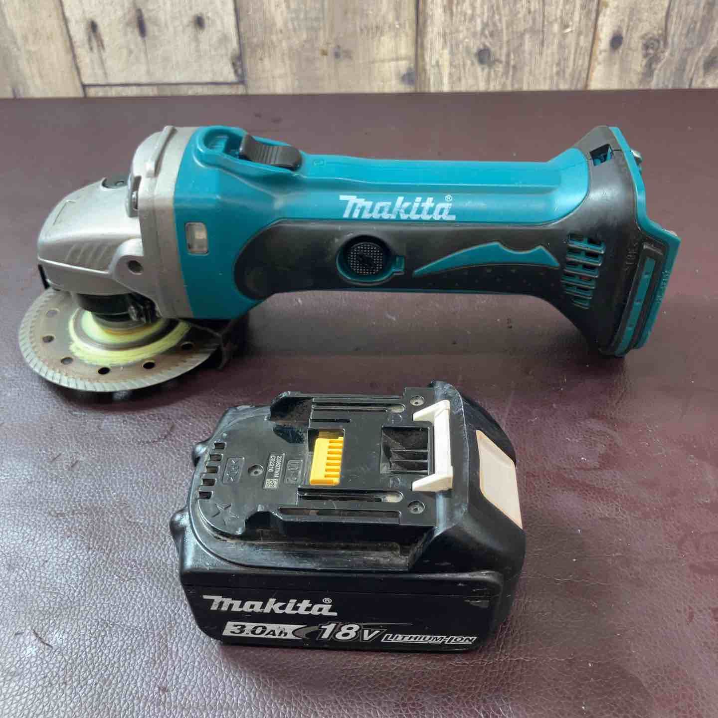 品 マキタ makita コードレスディスクグラインダ GA 402 DZ 18 V バッテリー 付属