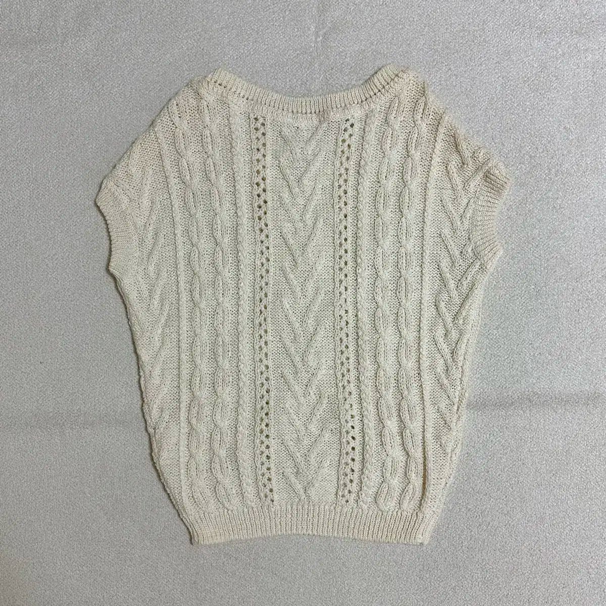 O 2 nd オッズセカンド パール 装飾 ケーブル フレンチスリーブ ベスト