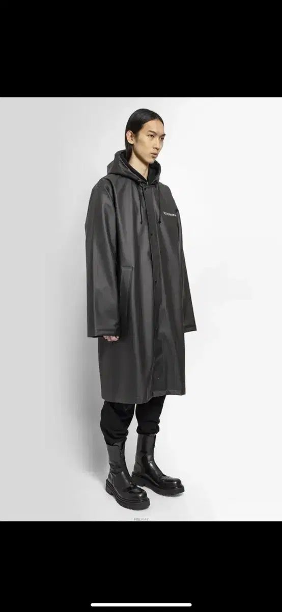 VETEMENTS ヴェトモン　モノグラム　ナイロン　コート　美品 新品 21FW VETEMENTS ヴェトモン ゴシック ロゴ レインコート - メルカリ