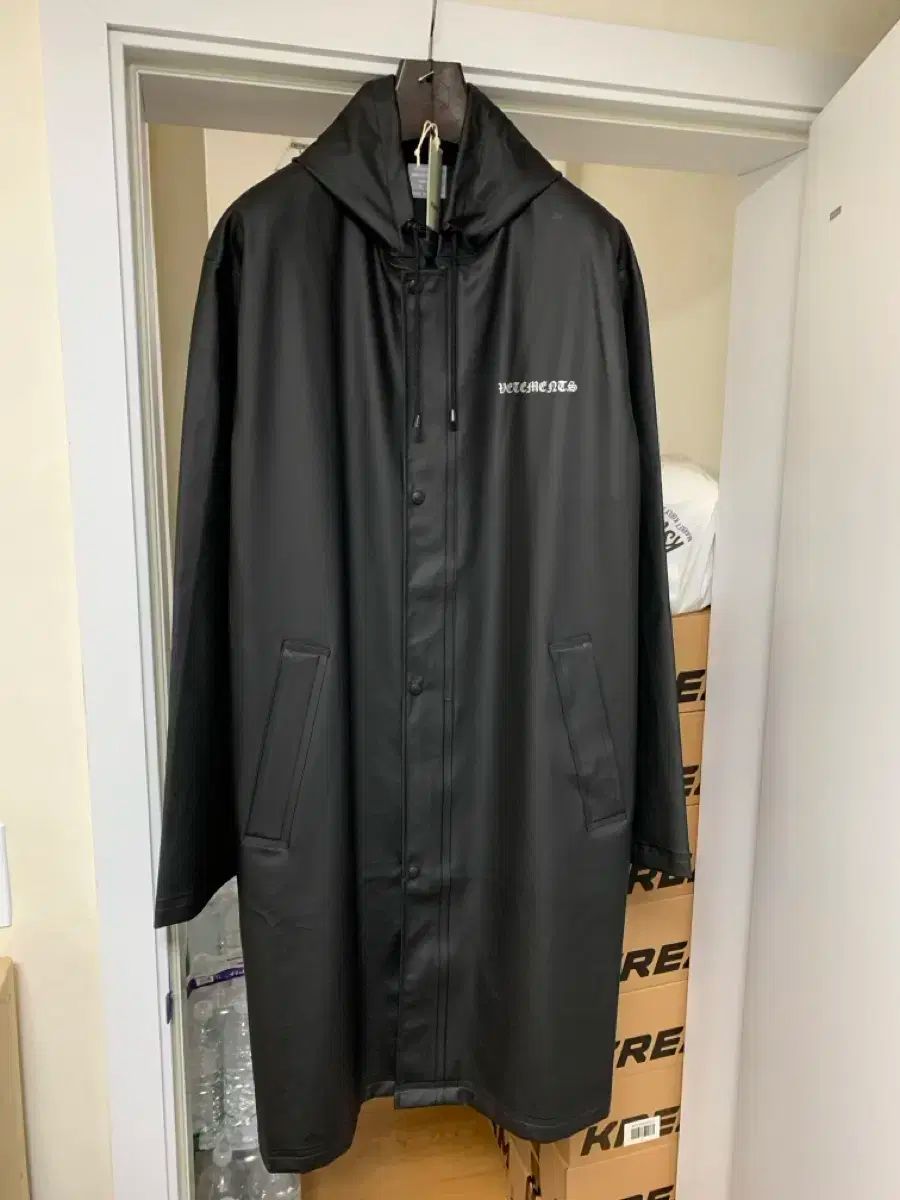 新品 21FW VETEMENTS ヴェトモン ゴシック ロゴ レインコート - メルカリ