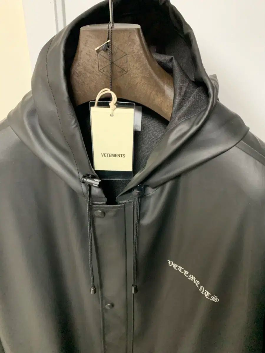 VETEMENTS ヴェトモン　モノグラム　ナイロン　コート　美品 新品 21FW VETEMENTS ヴェトモン ゴシック ロゴ レインコート - メルカリ