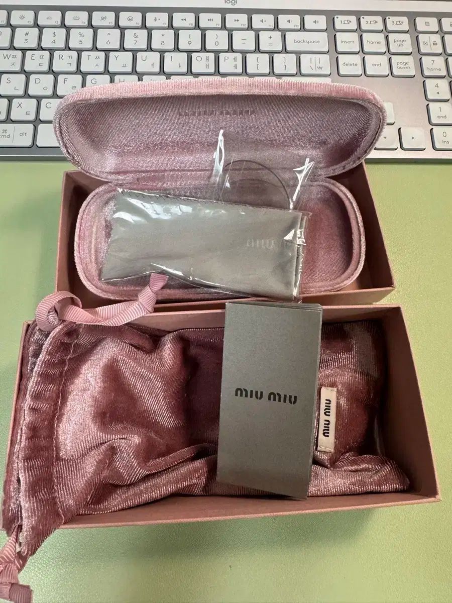  ミュウミュウ リーガルド フィット サングラス 小物