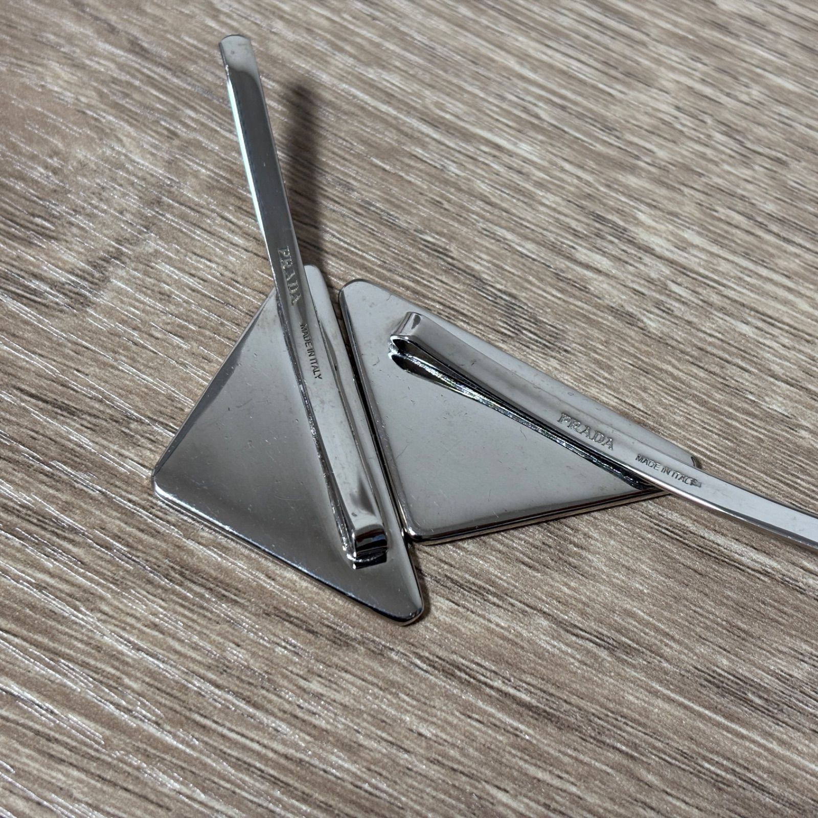 PRADA プラダ 三角ロゴ ヘアピン バレッタ ヘアアクセサリー ホワイト