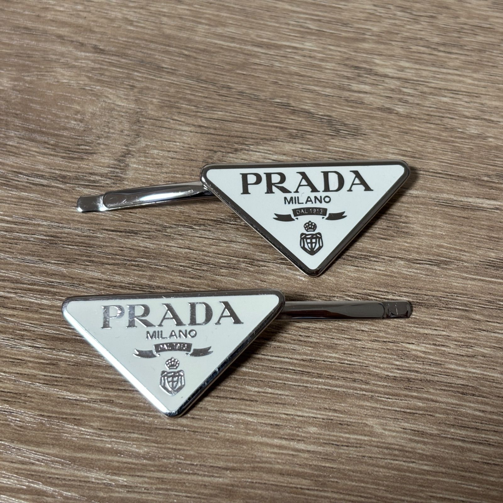 PRADA プラダ 三角ロゴ ヘアピン バレッタ ヘアアクセサリー ホワイト