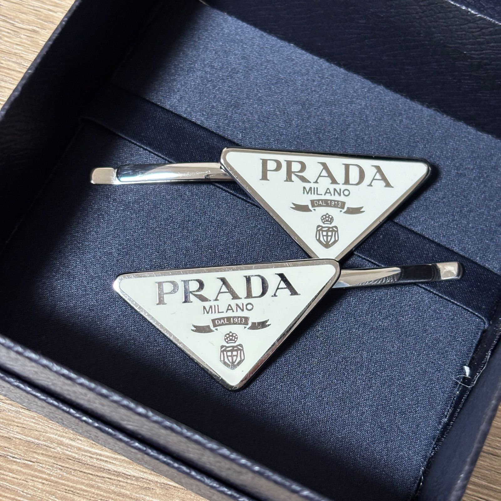 PRADA プラダ 三角ロゴ ヘアピン バレッタ ヘアアクセサリー ホワイト