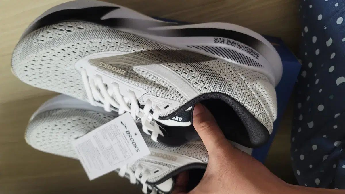 ブルックス ランニングシューズ アドレナリン GTS 24 白 メンズ 26 5