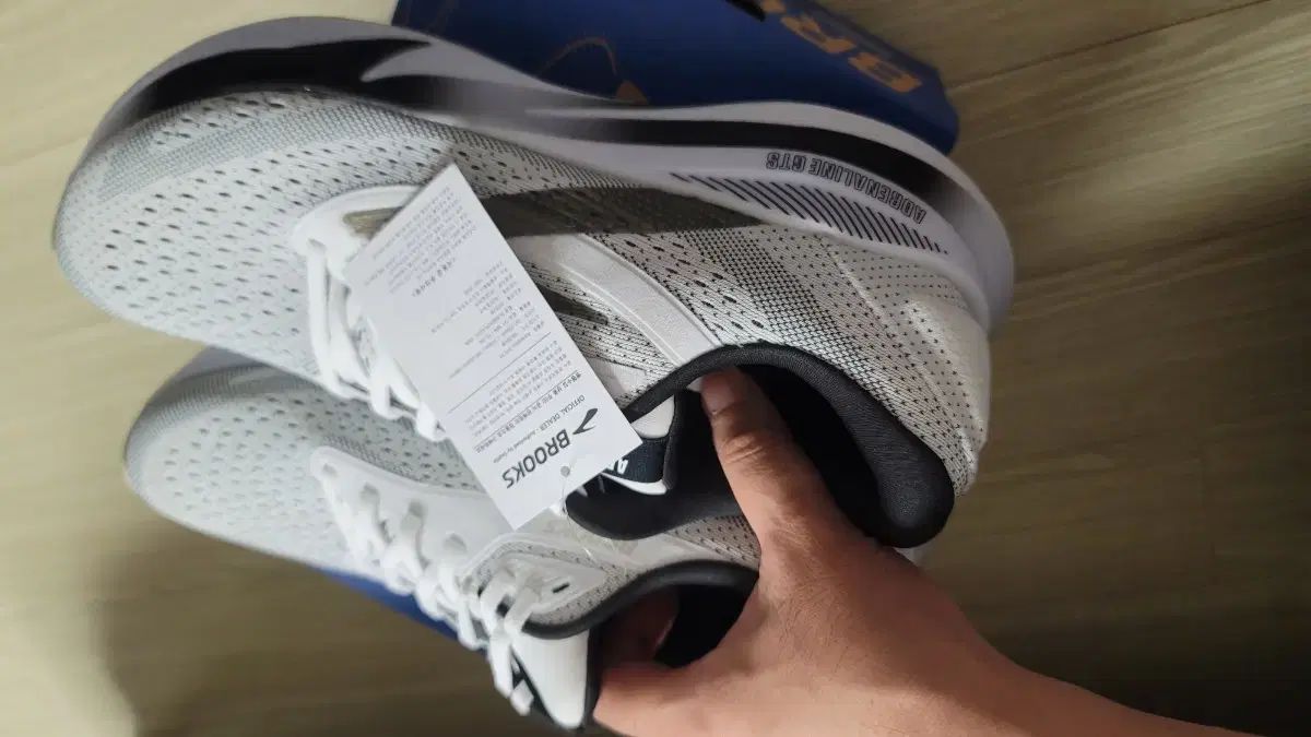 ブルックス ランニングシューズ アデレナリン GTS 24 白 メンズ 27 5