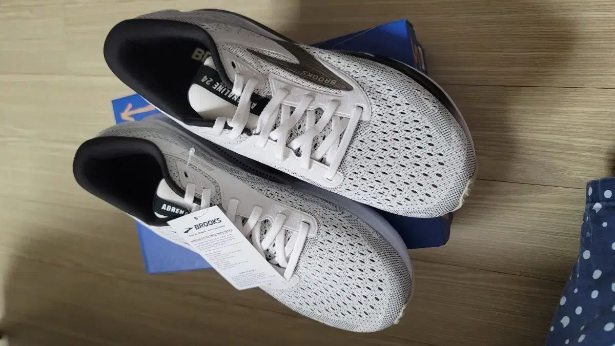 ブルックス ランニングシューズ アデレナリン GTS 24 白 メンズ 27.5