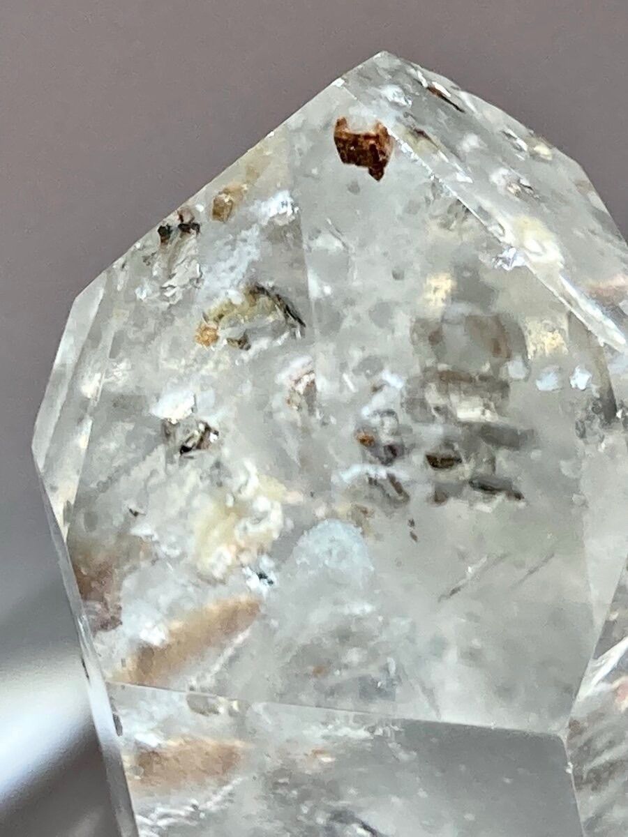 キャルコパライト（黄銅鉱）入り クリスタル レインボー 水晶 台座付き