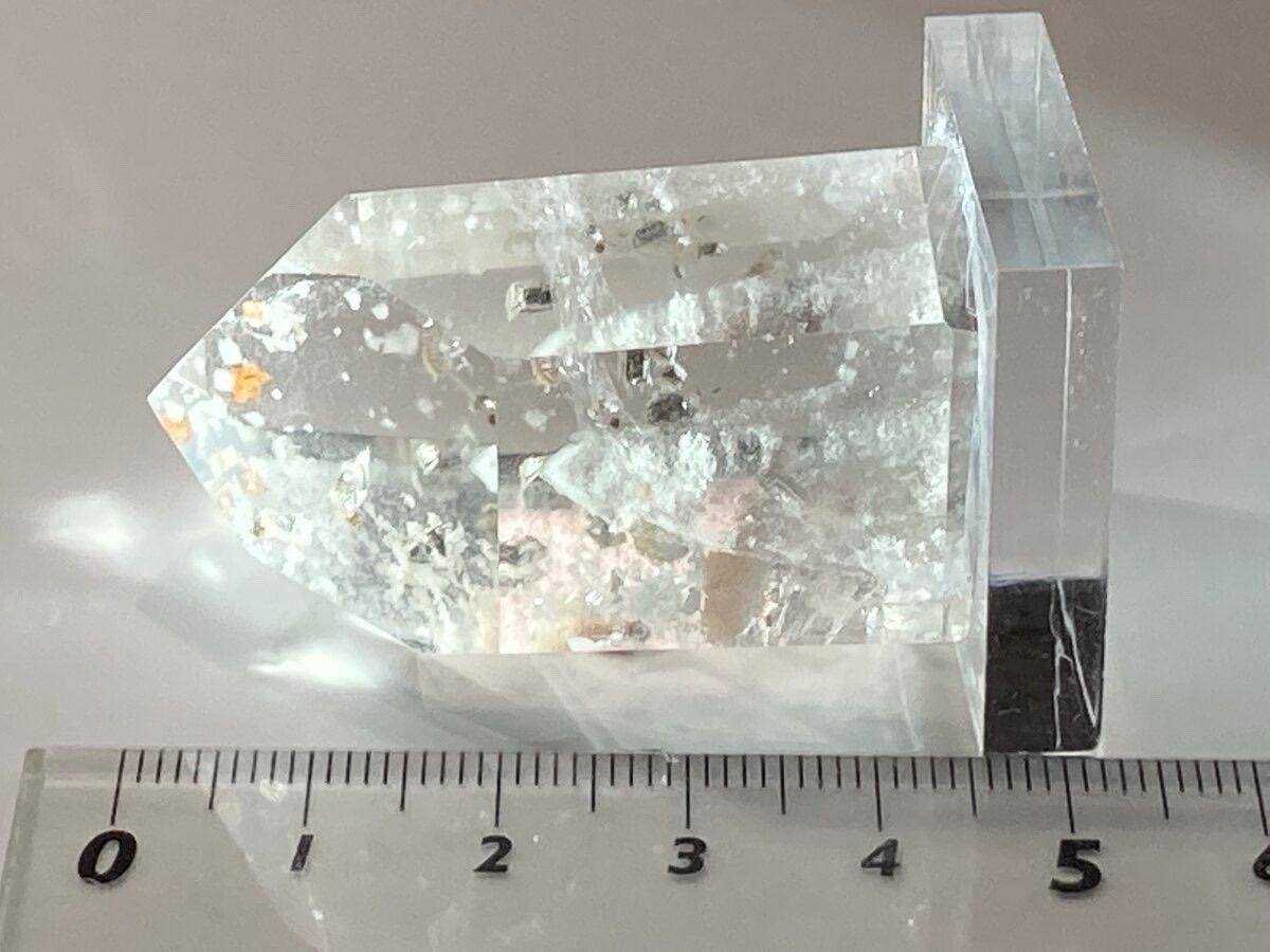 キャルコパライト（黄銅鉱）入り クリスタル レインボー 水晶 台座付き