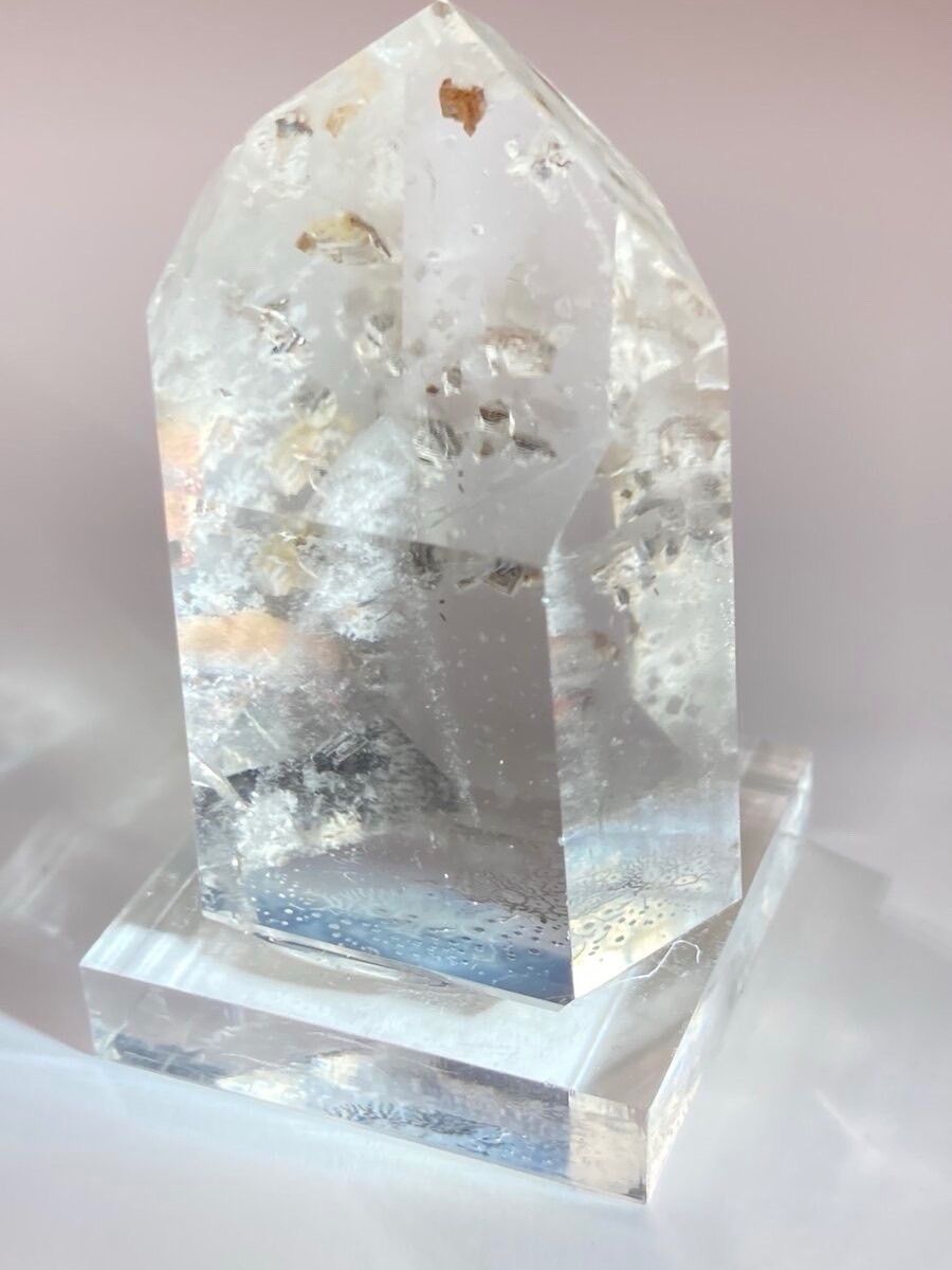 ホワイトファントム✨  キャルコパライト（黄銅鉱）入り　クリスタル　水晶　原石 キャルコパライト（黄銅鉱）入り クリスタル レインボー 水晶 台座付き