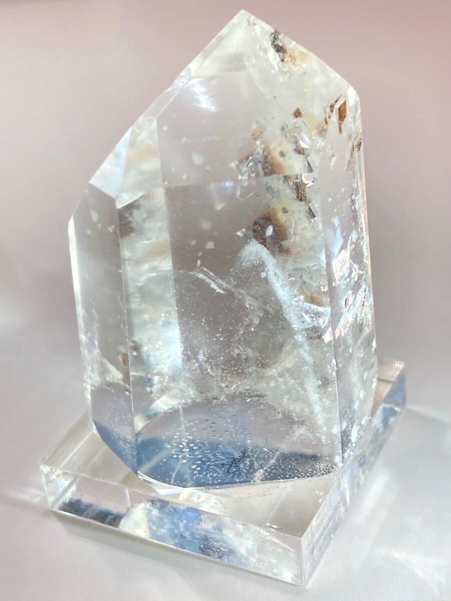 ホワイトファントム✨  キャルコパライト（黄銅鉱）入り　クリスタル　水晶　原石 キャルコパライト（黄銅鉱）入り クリスタル レインボー 水晶 台座付き