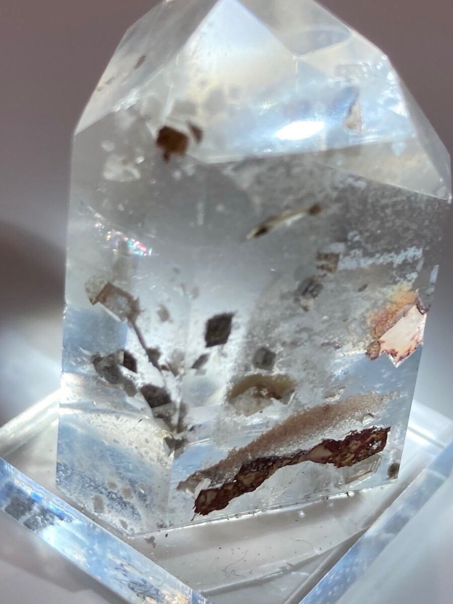 キャルコパライト（黄銅鉱）入り クリスタル レインボー 水晶 台座付き