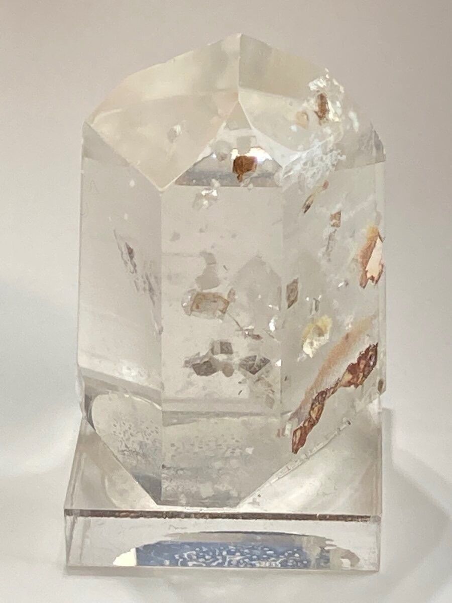 キャルコパライト（黄銅鉱）入り クリスタル レインボー 水晶 台座付き