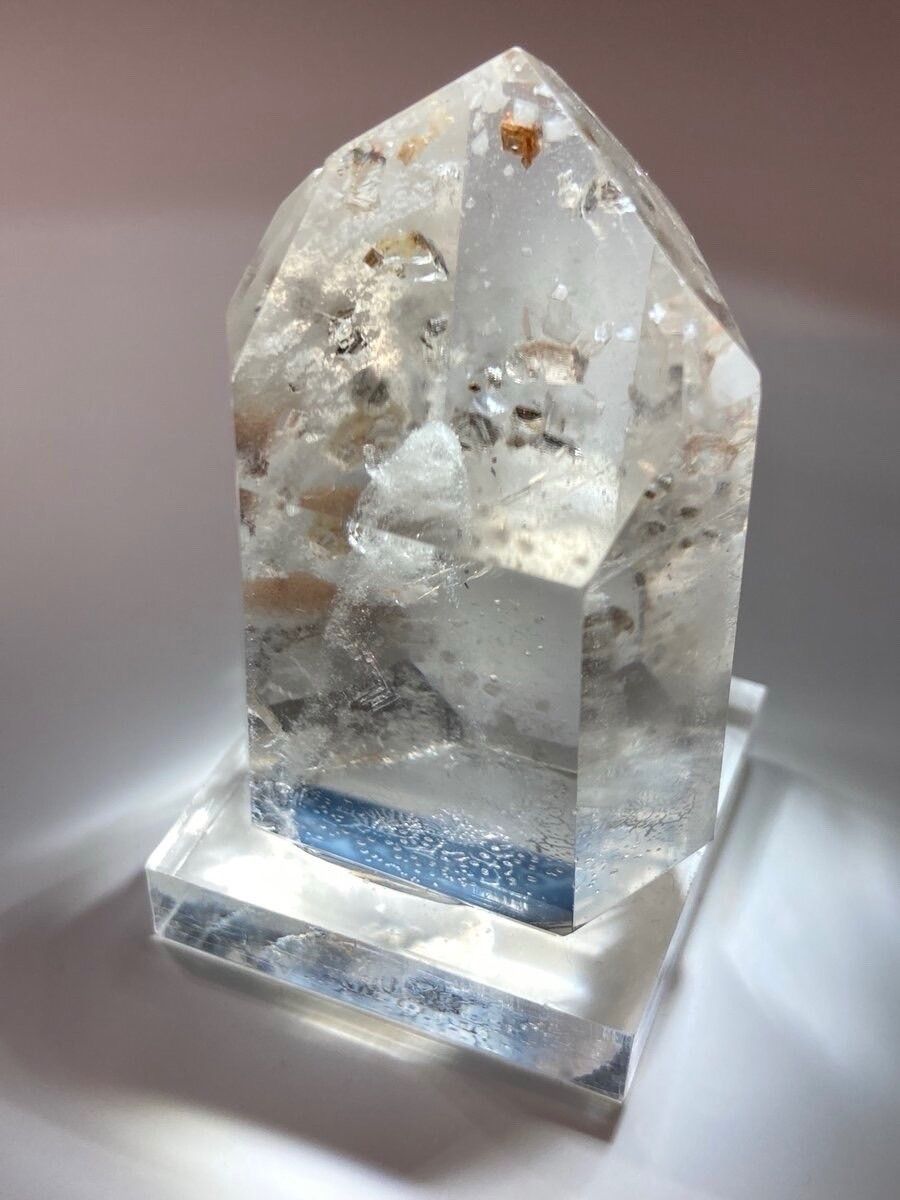 ホワイトファントム✨  キャルコパライト（黄銅鉱）入り　クリスタル　水晶　原石 キャルコパライト（黄銅鉱）入り クリスタル レインボー 水晶 台座付き