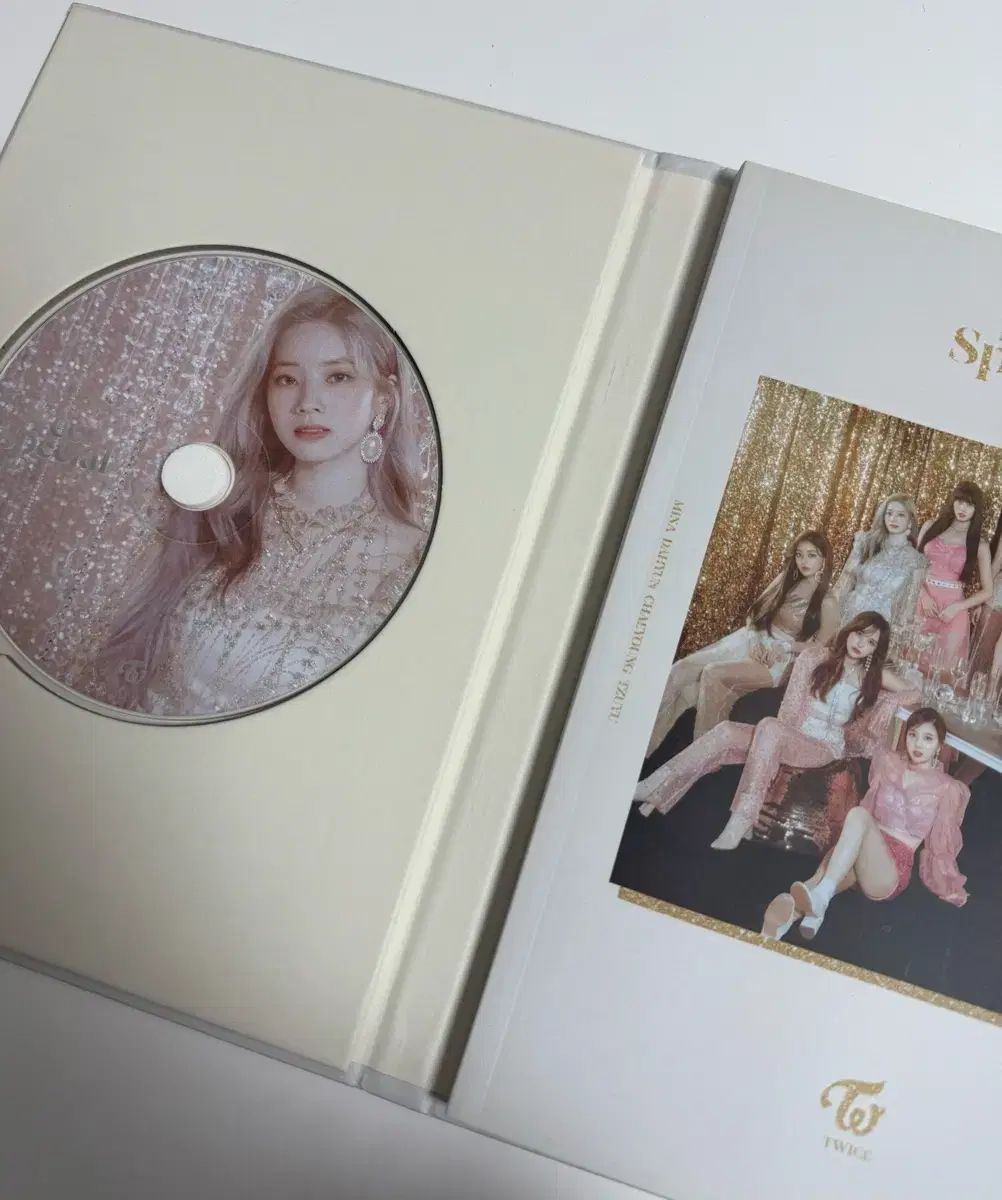 非売品) TWICE（トゥワイス）サイン入り アルバム - メルカリ