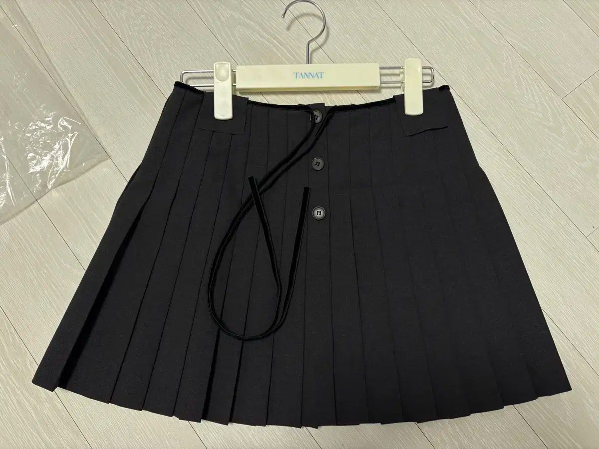 タナット タイ ボタン プリーツ スカート チャコール s