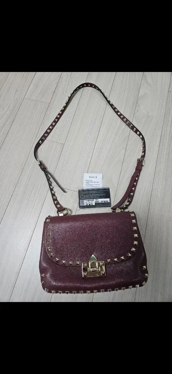 ヴァレンティノ ロックスタッズ バーガンディ クロスバック