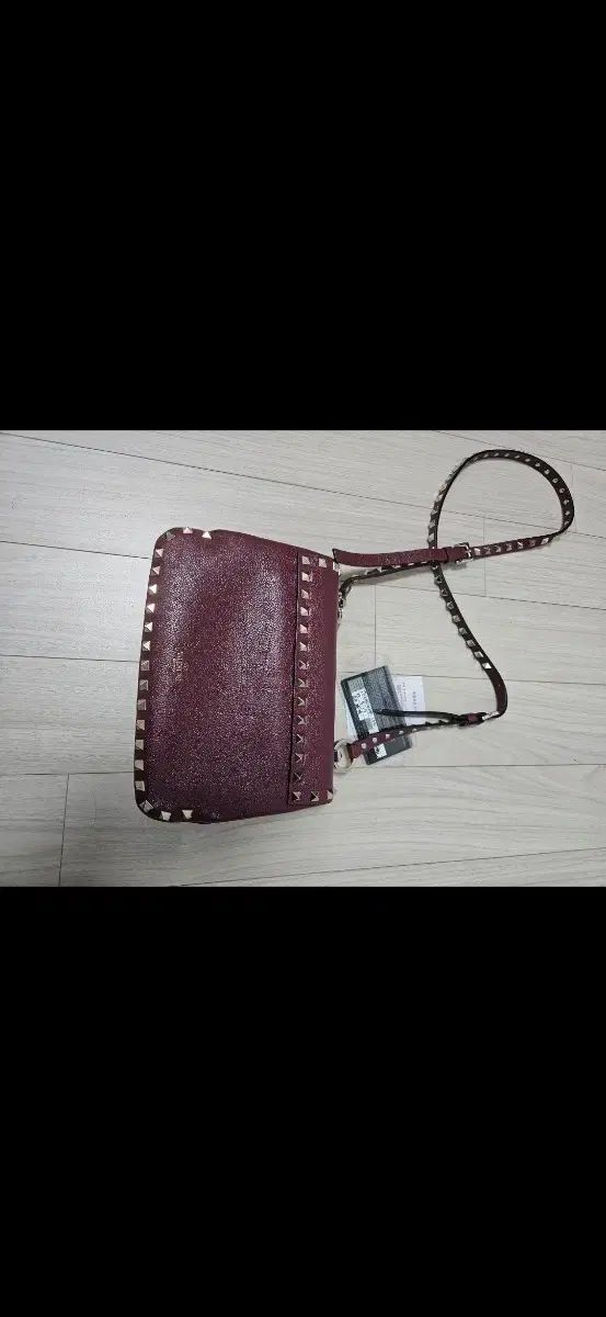 ヴァレンティノ ロックスタッズ バーガンディ クロスバック