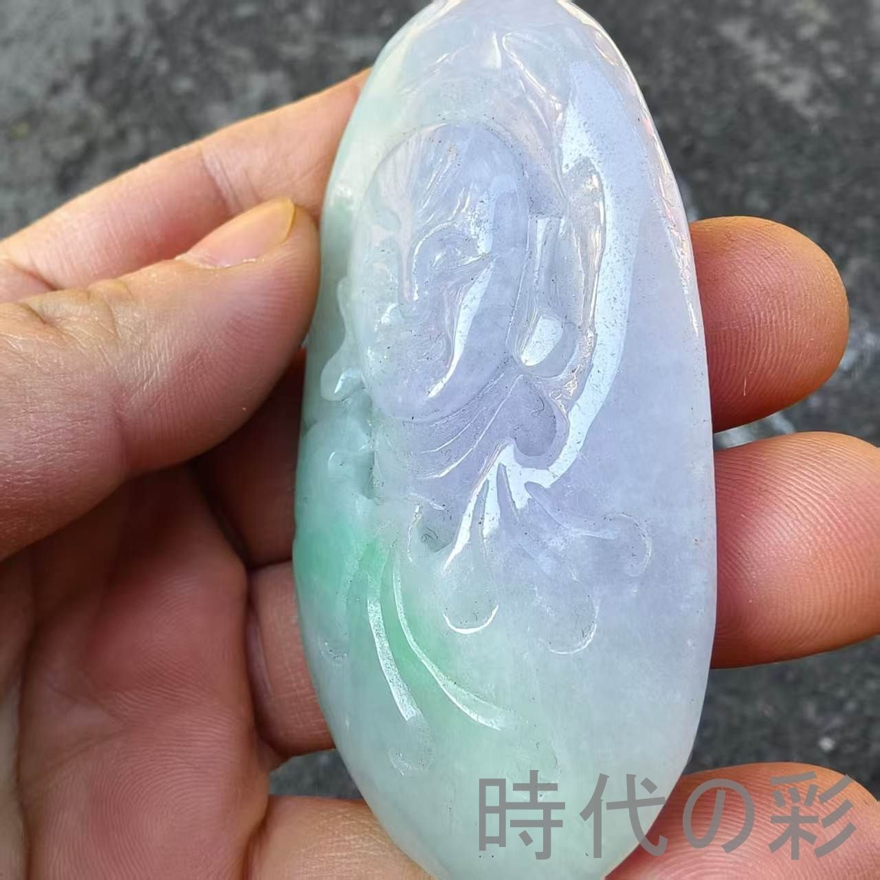  古玉老翡翠 春帯彩童子彫刻把玩件 中国古美術 古代ミャンマー翡翠 玉器 手工精彫 裝身具 裝飾品 老玉古董 翡翠雕刻 吉祥童子 置物 開運 古美術 骨董 彫刻 アート 写真