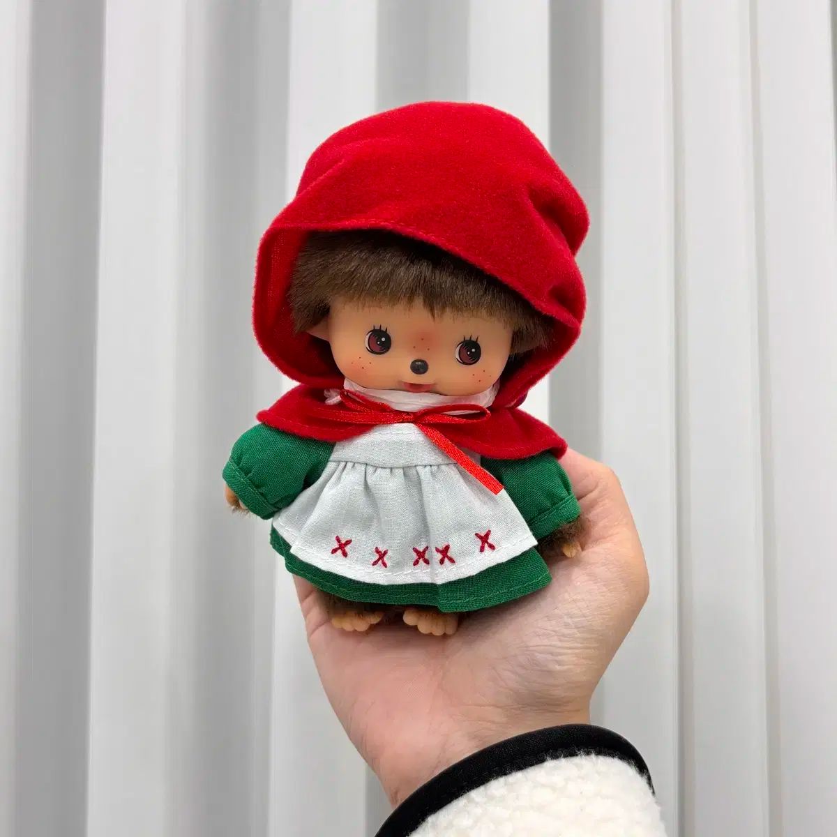 ぬいぐるみ 赤ケープ モンチッチ