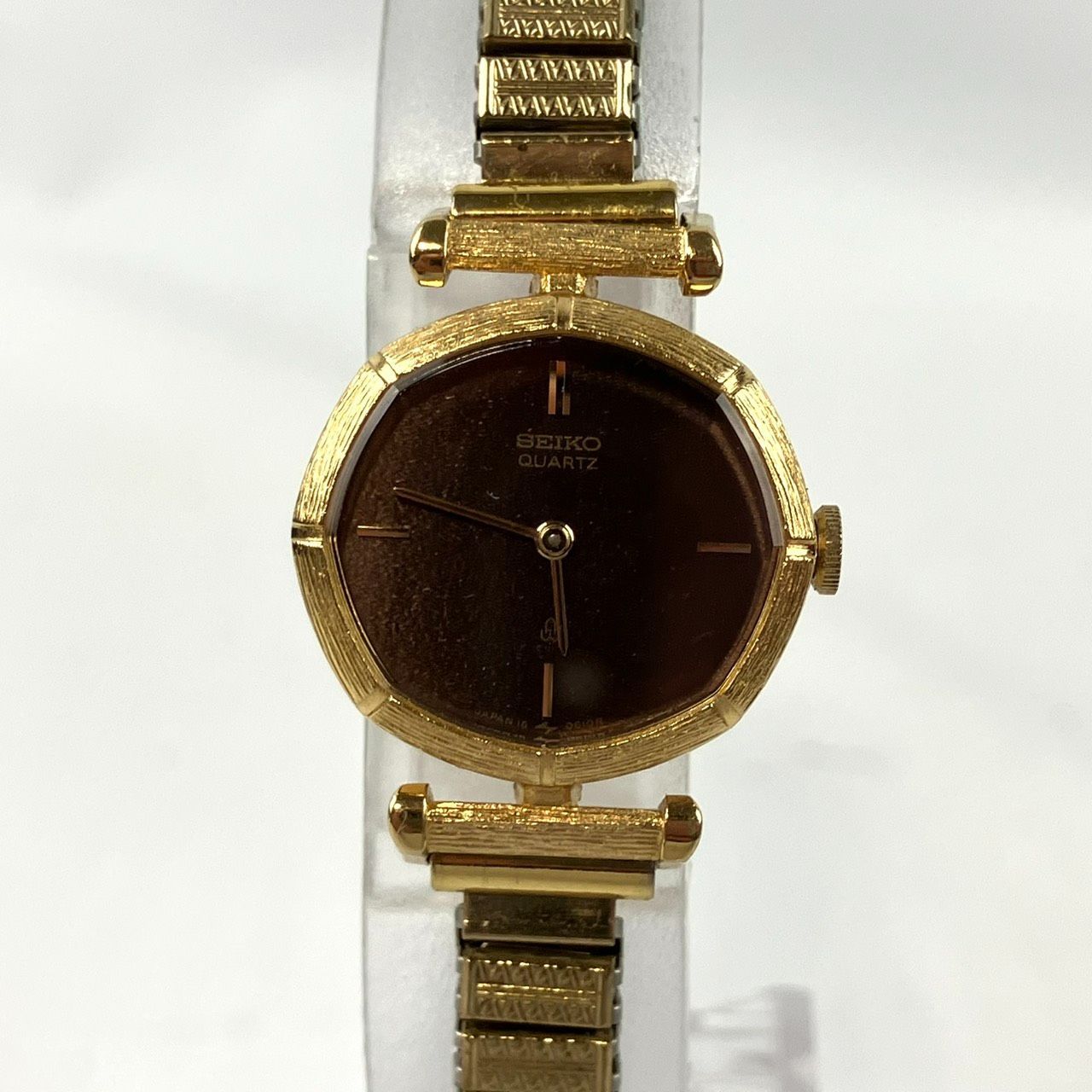 稼働品 電池交換済み ヴィンテージ品 SEIKO セイコー 腕時計 アナログ 旧クオーツマーク 黒文字盤 金属ベルト 蛇腹ベルト 2針 ゴールド