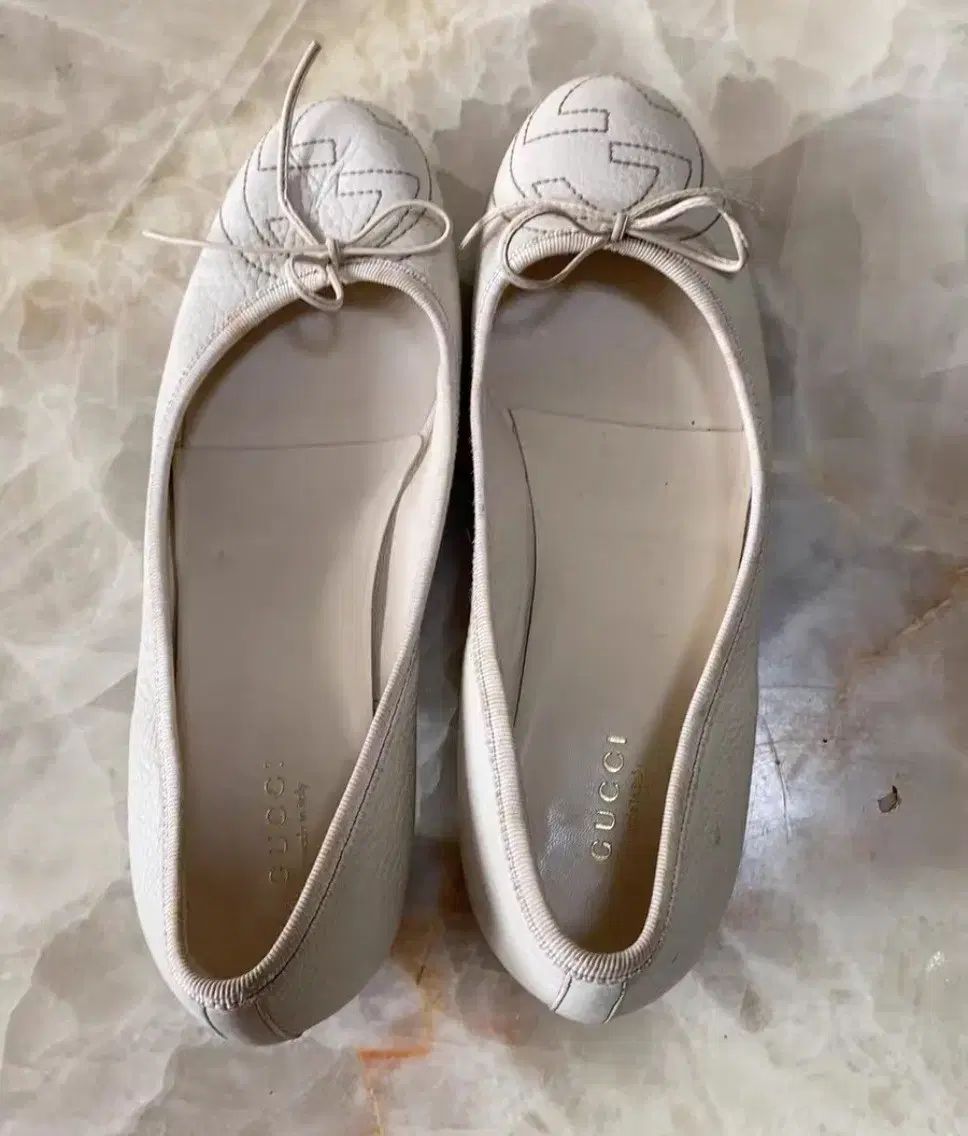 グッチ GGロゴ リボン バレリーナ フラットシューズ アイボリー 36.5