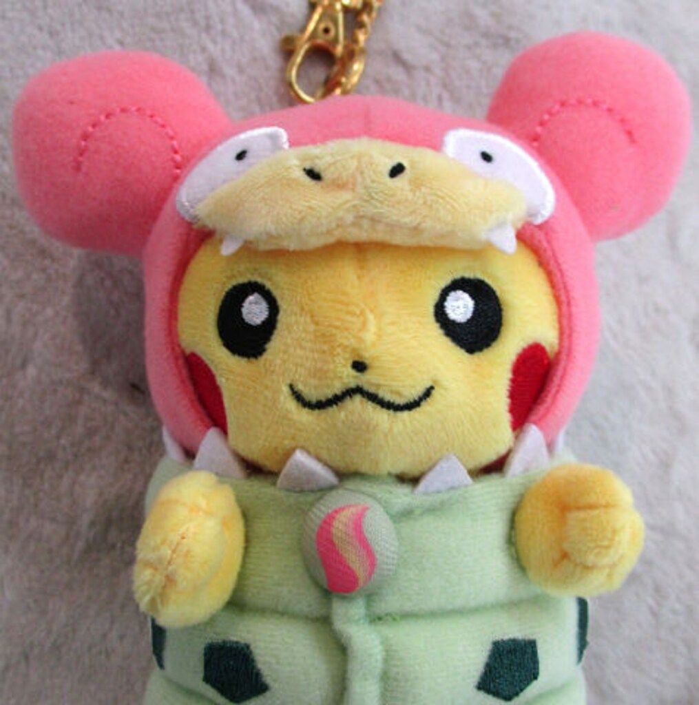 ポケモンセンター メガポンチョを着たピカチュウ/ぬいぐるみ