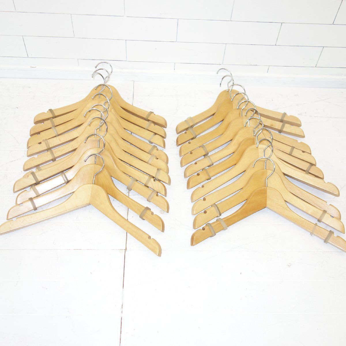 レディースウッドハンガー 80本セット 厚手２ｃｍ コートジャケットハンガー 追加 アパレル くぼみ有り