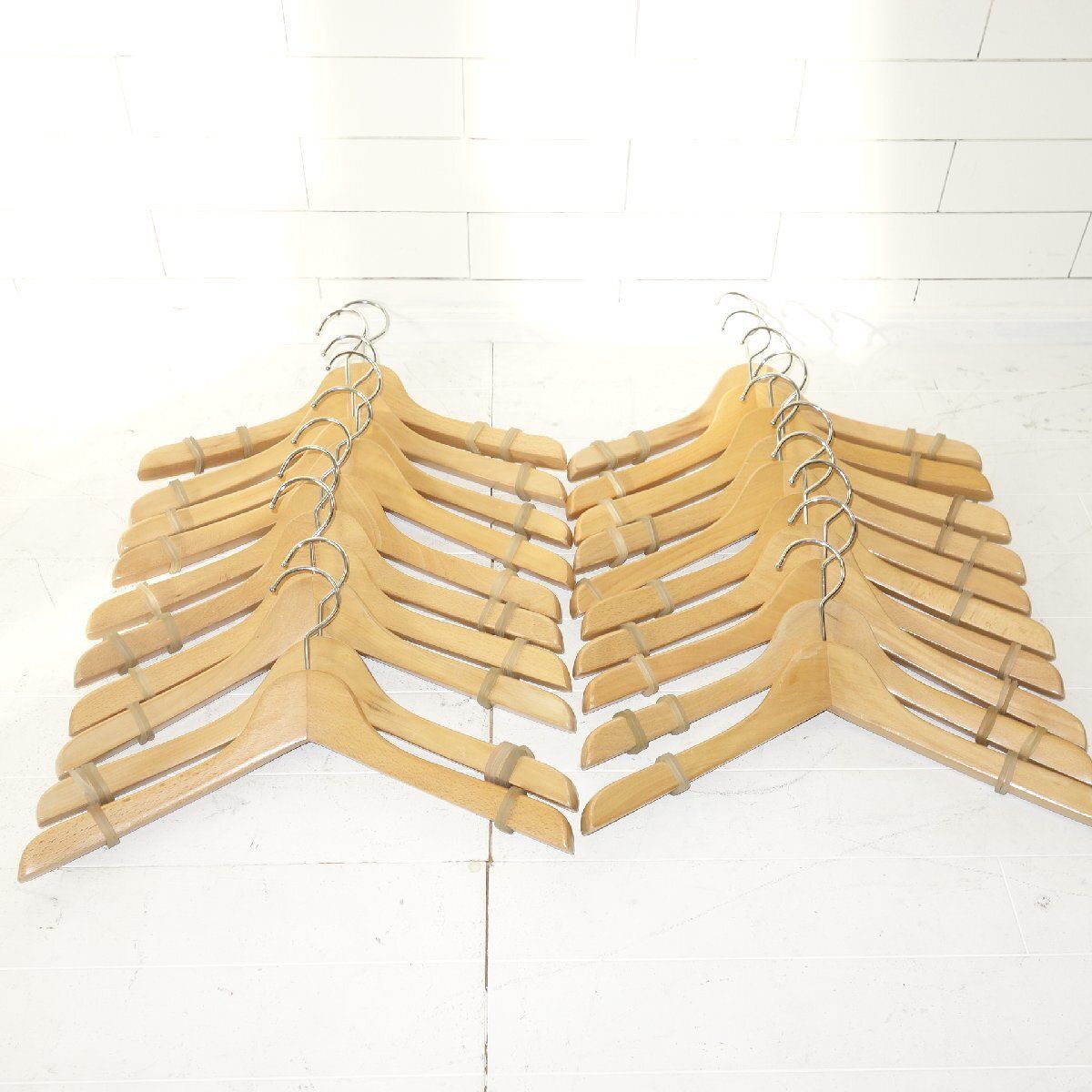 レディースウッドハンガー 厚手２ｃｍ コートジャケットハンガーとして 80本セット ナチュラル くぼみなし
