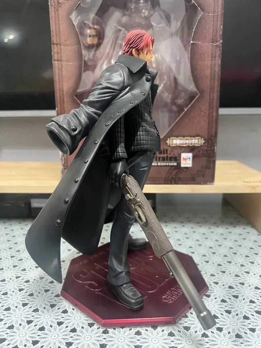 ONE PIECE シャンクス POP フィギュア - メルカリ