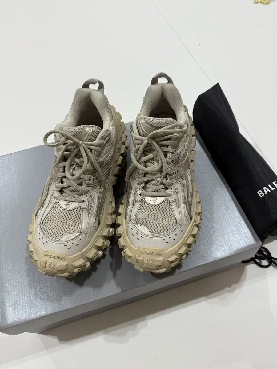 42 バレンシアガ ディフェンダー ベージュ 42サイズ - メルカリ