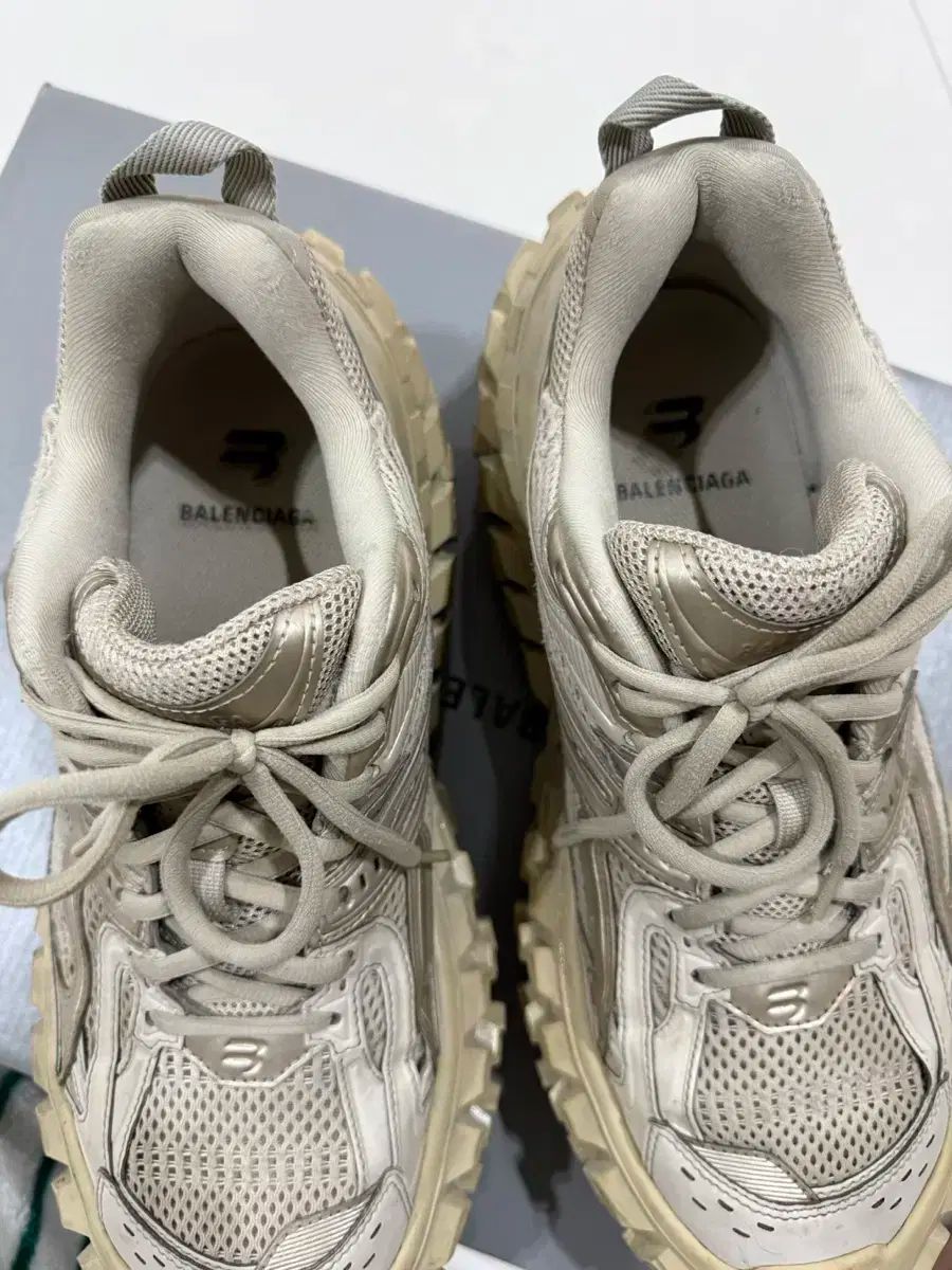 42 バレンシアガ ディフェンダー ベージュ 42サイズ - メルカリ