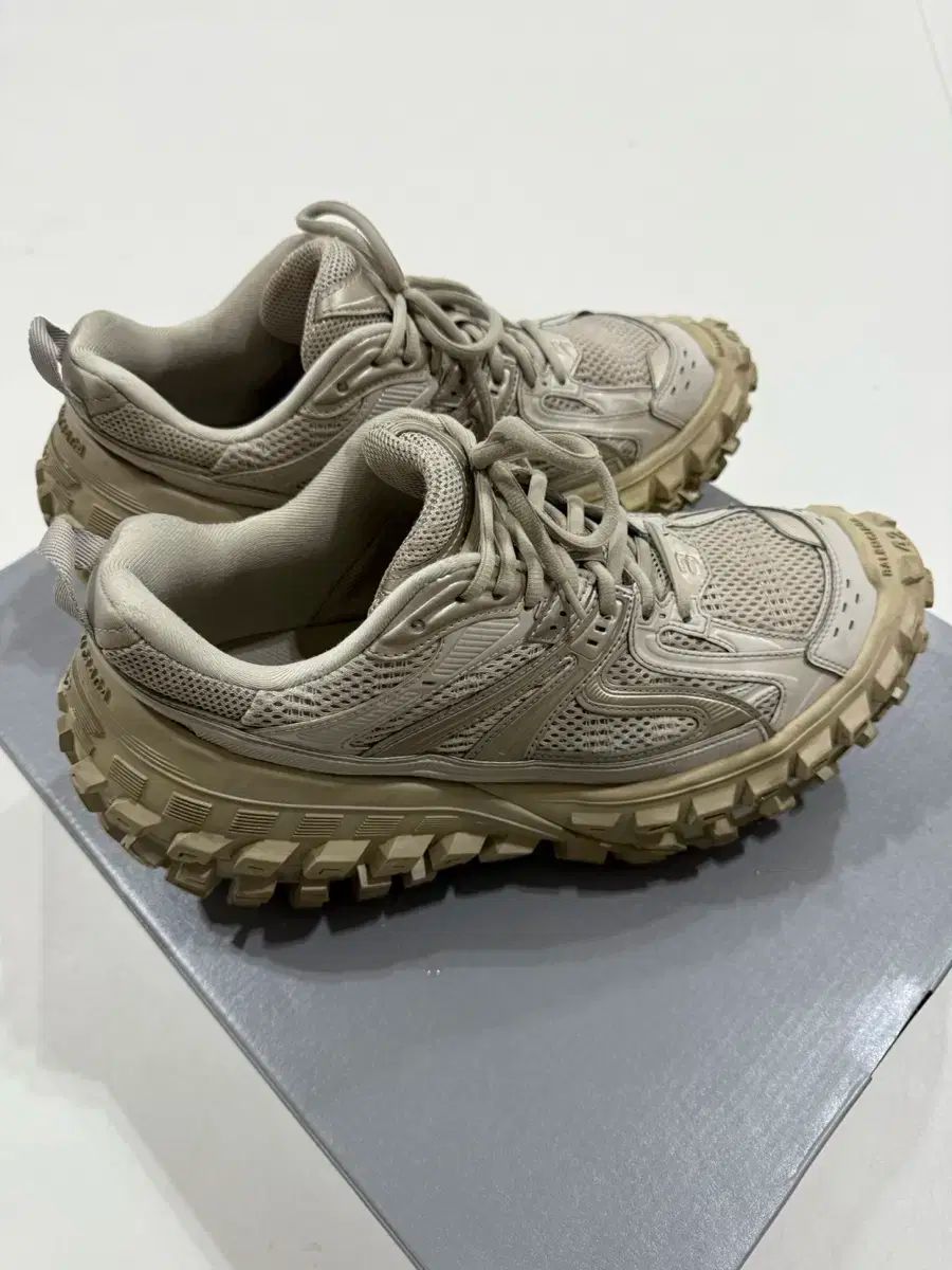 【24時間以内配送】バレンシアガ ディフェンダー ベージュ42 24時間以内配送】バレンシアガ ディフェンダー ベージュ42 24時間以内