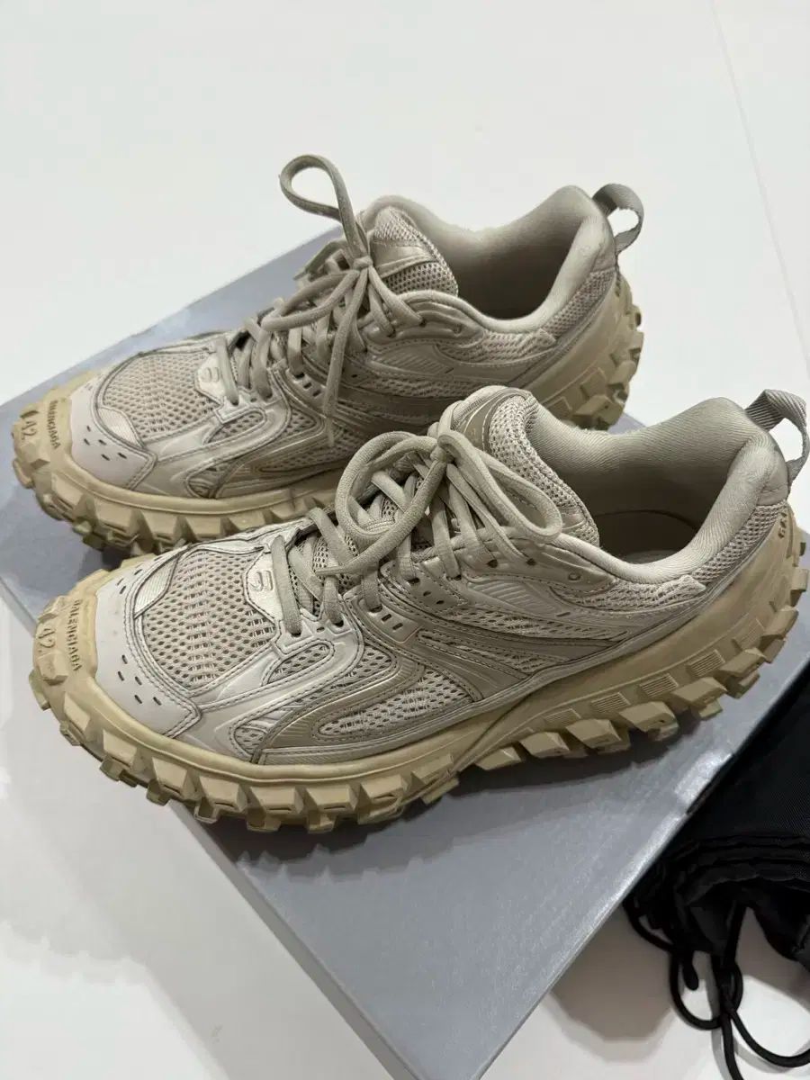 バレンシアガ ディフェンダー 42 42 バレンシアガ ディフェンダー ベージュ 42サイズ - メルカリ