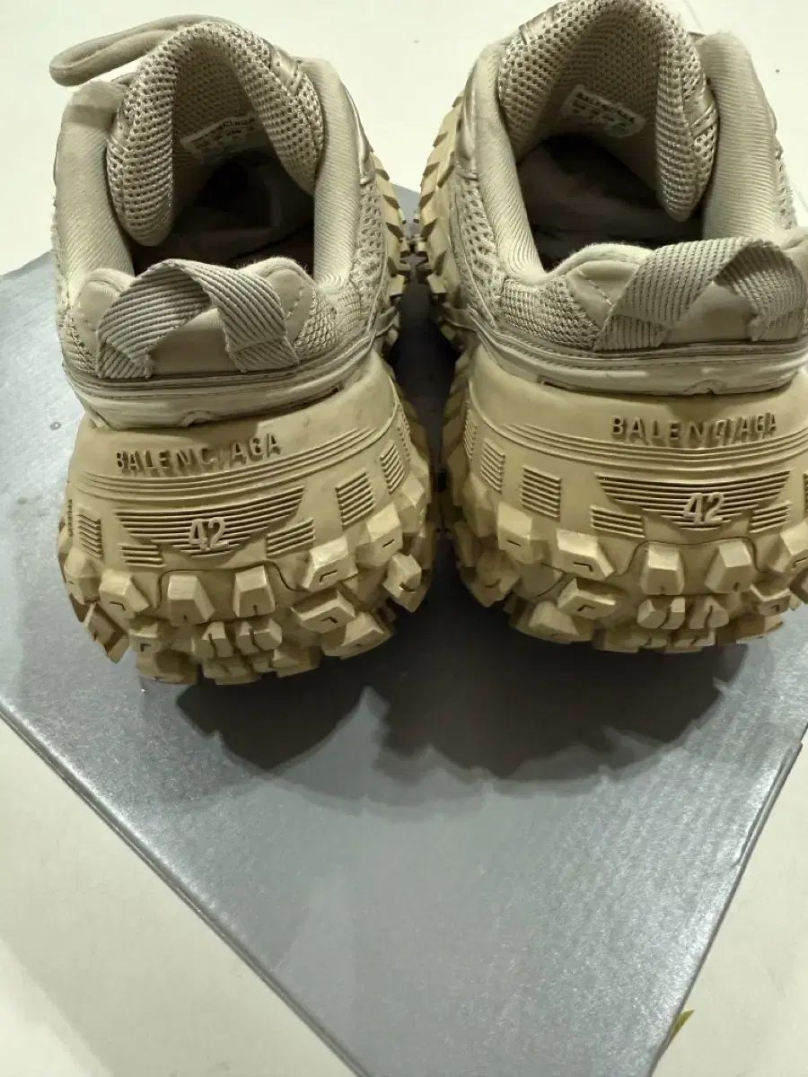 42 バレンシアガ ディフェンダー ベージュ 42サイズ - メルカリ