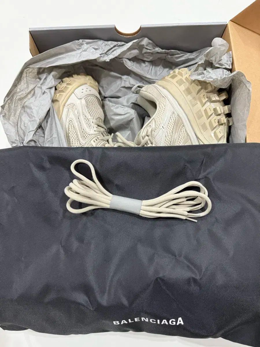 42 バレンシアガ ディフェンダー ベージュ 42サイズ - メルカリ