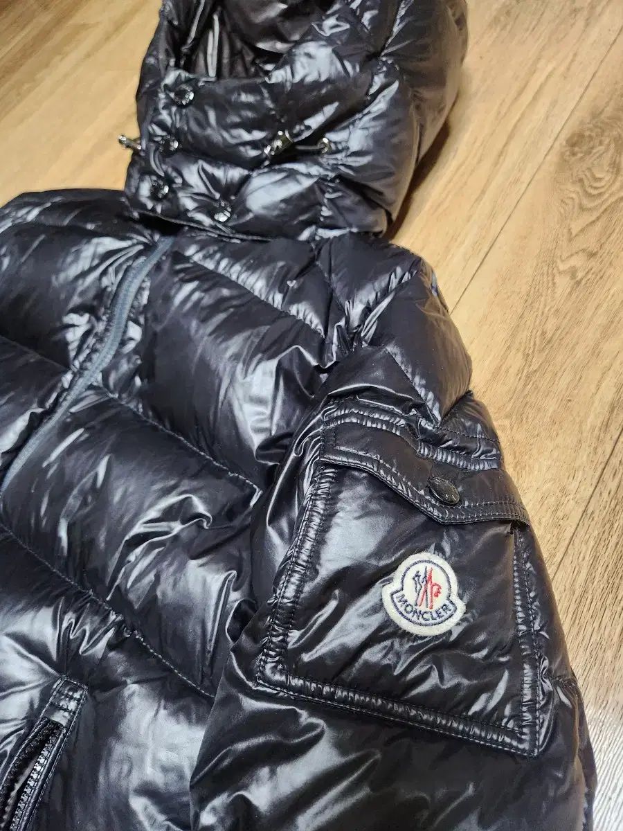 モンクレール 黒ダウンジャケット