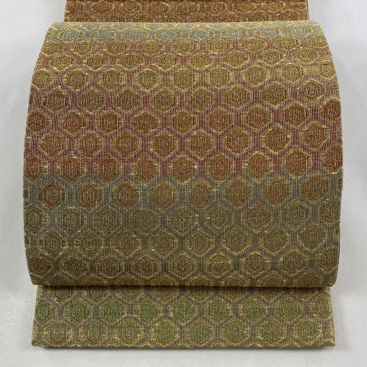 美品】 袋帯 逸品 桝屋高尾 落款 ねん金綴錦 亀甲 段縞 箔 金色 六通